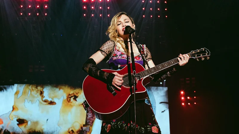 Madonna, queen of pop, di panggung halftime show final Piala Dunia 2026